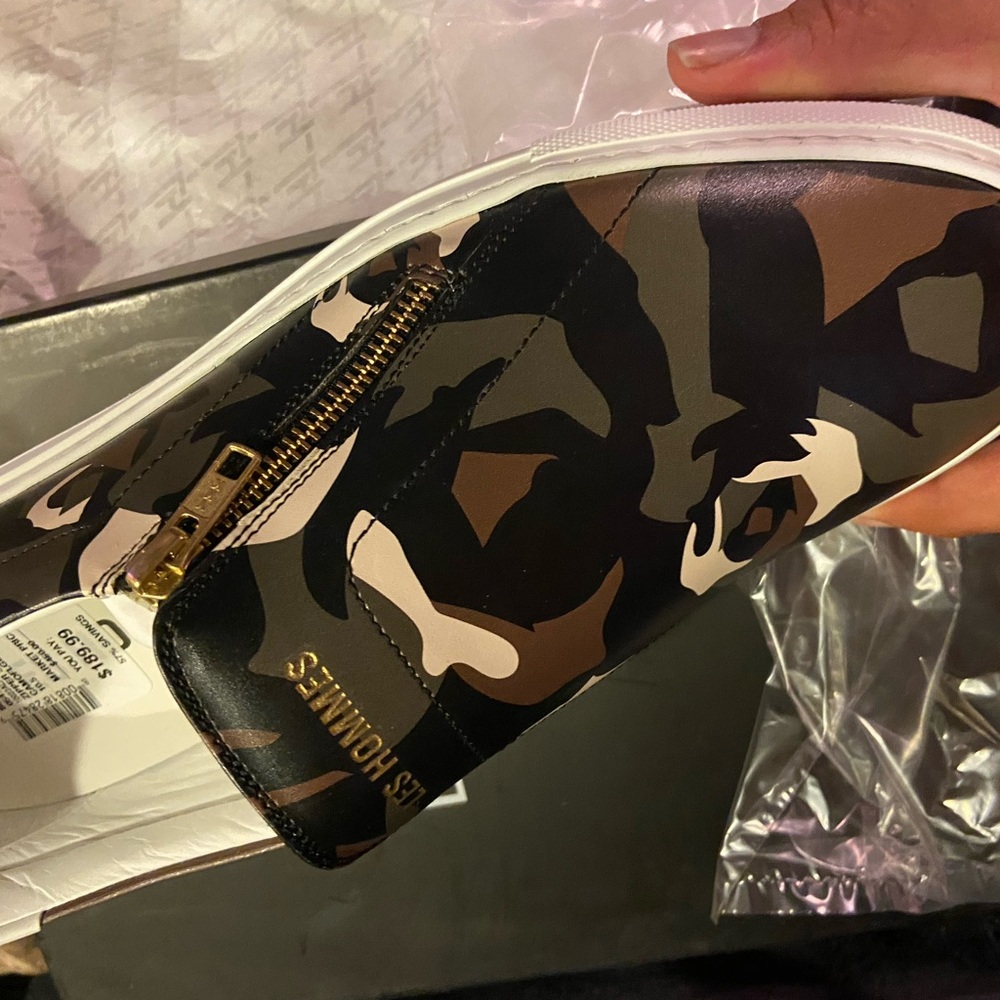 Les hommes men’s size 10.5 camo slip on sneakers brand new! In box